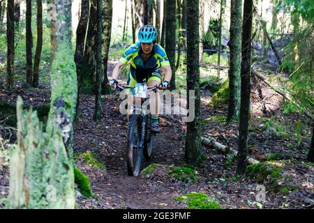 Russland. Vyborg. 08.16.2021 ein Mann auf dem Fahrrad fährt im Sommer im Freien im Gelände. Hochwertige Fotos Stockfoto