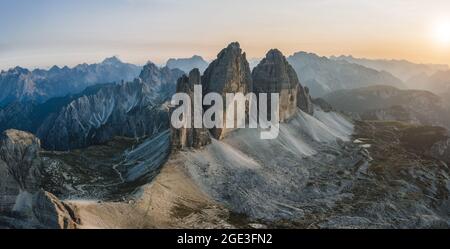Schöne Luftaufnahme zu den Tre Cime Gipfeln bei Sonnenuntergang, Dolomiten, Italien Stockfoto