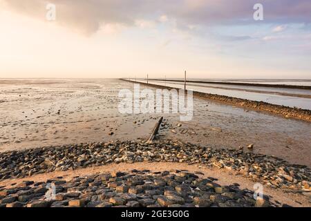 Nationalpark Wattenmeer. Nordseeküste Ostfrieslands, Harlesiel, Wittmund, Niedersachsen, Deutschland. Hafen-Versandkanal Harlesiel. Stockfoto