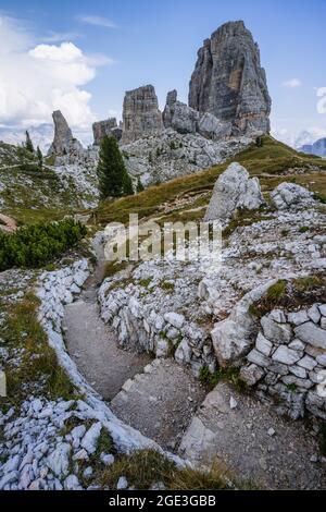 Cinque Torri in den italienischen Alpen Dolomiti während der Sommersaison - Schützengräben aus dem 1. Weltkrieg Stockfoto