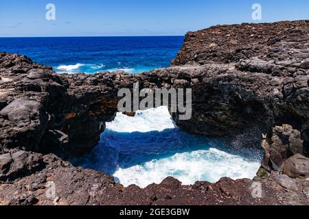 Die natürliche Lavasteinbrücke Pont Naturel im Osten der Ferieninsel Mauritius im Indischen Ozean Stockfoto