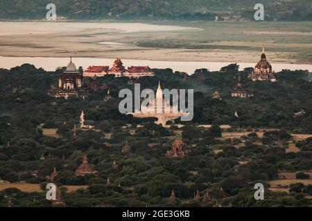 Verschiedene Tempel und Museen vor dem Irrawadden in Bagan in Myanmar vom Ballon aus gesehen Stockfoto