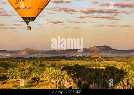 Blick vom Heißluftballon über Felder und Palmen sowie uralte Tempel über Old Bagan in Myanmar Stockfoto