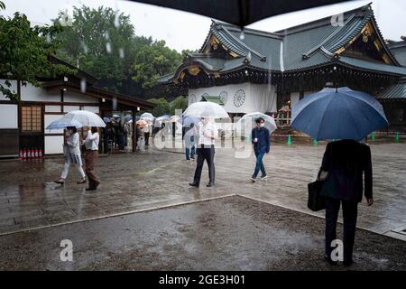 Tokio, Japan. August 2021. Die Menschen sahen den Yasukuni-Schrein am 76. Jahrestag der Niederlage des Zweiten Weltkriegs besuchen. Der 15. August in Japan ist der Jahrestag des Endes des Pazifikkrieges oder des Zweiten Weltkriegs. Dieses Jahr war das 76. Jahr dieser Erinnerung am Yasukuni-Schrein in Tokio. Jedes Jahr am 15. August kommt eine vielfältige Menschenmenge zum Yasukuni-Schrein, um sich an ihre Familienmitglieder und Angehörigen zu erinnern und ihnen Respekt zu zollen, die während der Kriege in Japan, nicht nur des Zweiten Weltkriegs, sondern aller Kriege seit 1870, die im Dienste des Imperators geführt wurden, zum Opfer gefallen sind. Kredit: SOPA Images Limited/Alamy Live Nachrichten Stockfoto