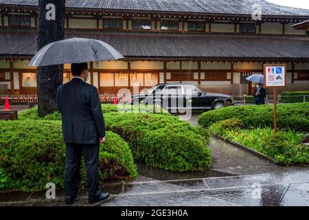 Am 76. Jahrestag der Niederlage des Zweiten Weltkriegs treffen Kabinettsminister und andere wichtige Gäste am Yasukuni-Schrein ein. Der 15. August in Japan ist der Jahrestag des Endes des Pazifikkrieges oder des Zweiten Weltkriegs. Dieses Jahr war das 76. Jahr dieser Erinnerung am Yasukuni-Schrein in Tokio. Jedes Jahr am 15. August kommt eine vielfältige Menschenmenge zum Yasukuni-Schrein, um sich an ihre Familienmitglieder und Angehörigen zu erinnern und ihnen Respekt zu zollen, die während der Kriege in Japan, nicht nur des Zweiten Weltkriegs, sondern aller Kriege seit 1870, die im Dienste des Imperators geführt wurden, zum Opfer gefallen sind. Stockfoto