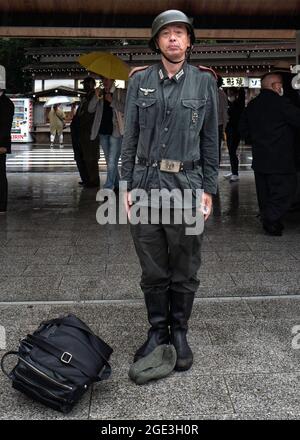 Ein Mann in Wehrmachts-Uniform posiert für ein Foto während seines Besuchs im Yasukuni-Schrein zum 76. Jahrestag der Niederlage des Zweiten Weltkriegs. Der 15. August in Japan ist der Jahrestag des Endes des Pazifikkrieges oder des Zweiten Weltkriegs. Dieses Jahr war das 76. Jahr dieser Erinnerung am Yasukuni-Schrein in Tokio. Jedes Jahr am 15. August kommt eine vielfältige Menschenmenge zum Yasukuni-Schrein, um sich an ihre Familienmitglieder und Angehörigen zu erinnern und ihnen Respekt zu zollen, die während der Kriege in Japan, nicht nur des Zweiten Weltkriegs, sondern aller Kriege seit 1870, die im Dienste des Imperators geführt wurden, zum Opfer gefallen sind. Stockfoto