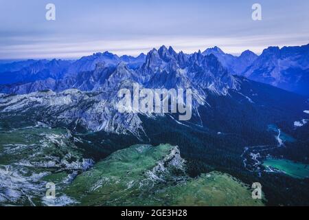 Luftaufnahme der Cadini-Berggruppe im Abendlicht, Sextner Dolomiten, Südtirol, Italien Stockfoto