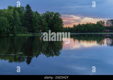 Sonnenaufgang auf dem Blaisdell Lake im Norden von Wisconsin. Stockfoto