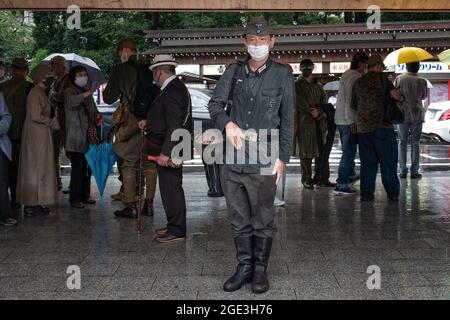 Ein Mann in Wehrmachts-Uniform posiert für ein Foto während seines Besuchs im Yasukuni-Schrein zum 76. Jahrestag der Niederlage des Zweiten Weltkriegs. Der 15. August in Japan ist der Jahrestag des Endes des Pazifikkrieges oder des Zweiten Weltkriegs. Dieses Jahr war das 76. Jahr dieser Erinnerung am Yasukuni-Schrein in Tokio. Jedes Jahr am 15. August kommt eine vielfältige Menschenmenge zum Yasukuni-Schrein, um sich an ihre Familienmitglieder und Angehörigen zu erinnern und ihnen Respekt zu zollen, die während der Kriege in Japan, nicht nur des Zweiten Weltkriegs, sondern aller Kriege seit 1870, die im Dienste des Imperators geführt wurden, zum Opfer gefallen sind. Stockfoto