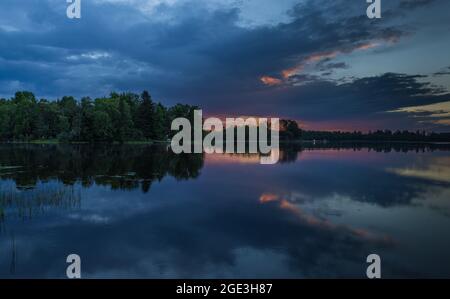 Sonnenaufgang auf dem Blaisdell Lake im Norden von Wisconsin. Stockfoto