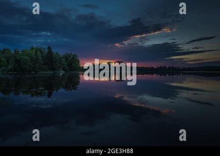 Sonnenaufgang auf dem Blaisdell Lake im Norden von Wisconsin. Stockfoto