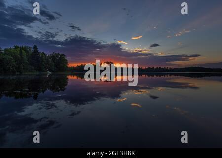 Sonnenaufgang auf dem Blaisdell Lake im Norden von Wisconsin. Stockfoto