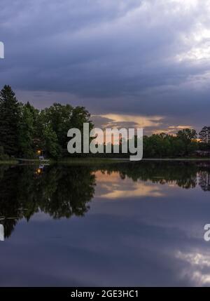 Sonnenaufgang auf dem Blaisdell Lake im Norden von Wisconsin. Stockfoto