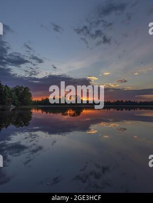 Sonnenaufgang auf dem Blaisdell Lake im Norden von Wisconsin. Stockfoto