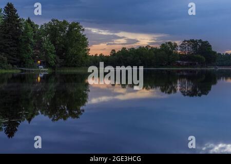 Sonnenaufgang auf dem Blaisdell Lake im Norden von Wisconsin. Stockfoto