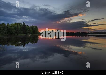 Sonnenaufgang auf dem Blaisdell Lake im Norden von Wisconsin. Stockfoto