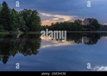 Sonnenaufgang auf dem Blaisdell Lake im Norden von Wisconsin. Stockfoto