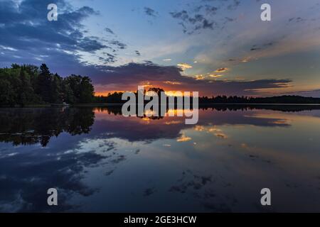 Sonnenaufgang auf dem Blaisdell Lake im Norden von Wisconsin. Stockfoto