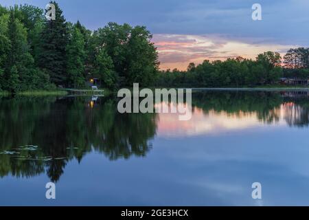 Sonnenaufgang auf dem Blaisdell Lake im Norden von Wisconsin. Stockfoto