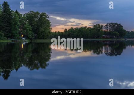 Sonnenaufgang auf dem Blaisdell Lake im Norden von Wisconsin. Stockfoto