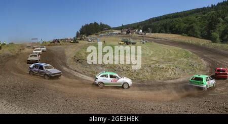 Autocross Rennen auf einer Strecke mit Kies und Staub. Stockfoto