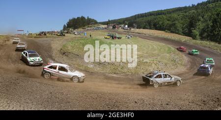 Autocross Rennen auf einer Strecke mit Kies und Staub. Stockfoto