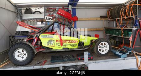 Autocross-Rennen - die Einführung eines Buggys in einem Transportboot oder Anhänger. Stockfoto