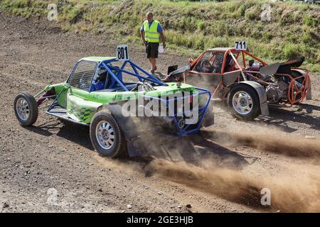 Autocross-Rennen auf Schotter mit Buggys. Stockfoto