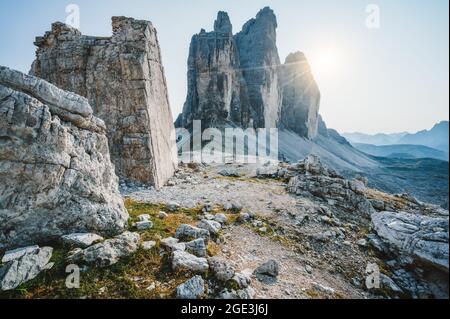 Sommer Sonnenaufgang auf die Drei Zinnen in den Dolomiten Nationalpark, Italien Stockfoto