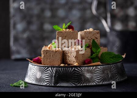 Halva mit Rosenblatt und Nüssen. Stockfoto