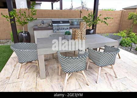 Hinterhof Terrasse mit eingebautem Grill Stockfoto