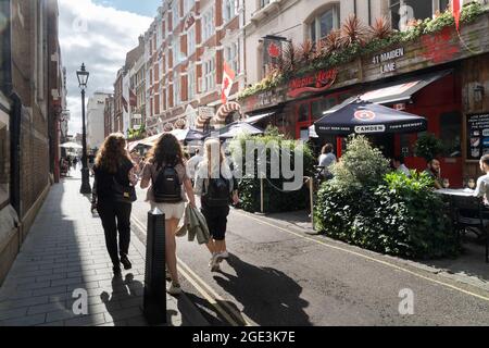 Restaurants an der Maiden Lane, Sitzgelegenheiten im Freien Stockfoto