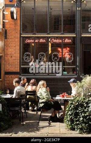 Restaurants an der Maiden Lane, Sitzgelegenheiten im Freien Stockfoto