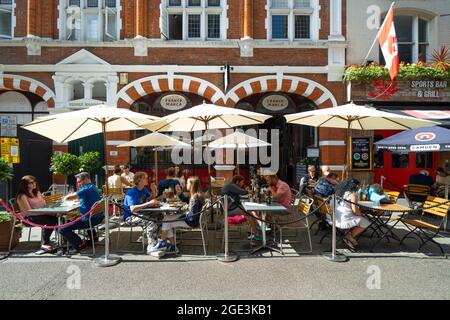 Restaurants an der Maiden Lane, Sitzgelegenheiten im Freien Stockfoto