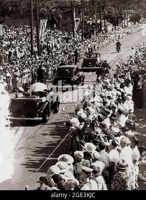 Am 3. Februar 1954 trat die frisch gekrönte Königin Elizabeth II. In Sydney an Land und wurde die erste regierende Monarchin, die Australien besuchte. Die Australier entpuppten sich in ihren Millionen, um einen Blick auf die junge Königin zu erhaschen. Sie besuchte Australien zwei Monate lang und hielt sich dabei an einen strapaziösen Zeitplan, und es wird geschätzt, dass fast drei Viertel der australischen Bevölkerung die Königin mindestens einmal während des Besuchs gesehen haben. Vom 9. Bis 18. März besuchte sie Queensland und reiste nach Brisbane, Bundaberg, Toowoomba, Cairns, Townsville, Mackay und Rockhampton. Stockfoto