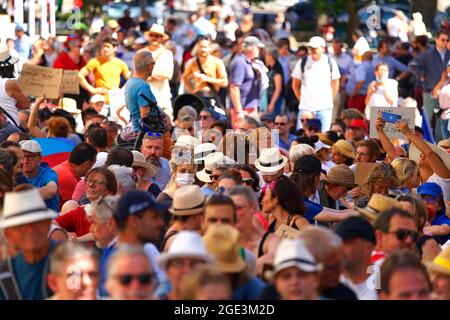 Gesundheitlicher Protest von Covid gegen Sanitaty Pass und gegen die obligatorische Impfung. Laval (Mayenne, Loire-Land, Frankreich), 14. august 2021. Stockfoto