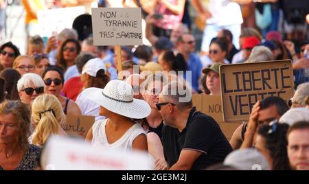 Gesundheitlicher Protest von Covid gegen Sanitaty Pass und gegen die obligatorische Impfung. Laval (Mayenne, Loire-Land, Frankreich), 14. august 2021. Stockfoto