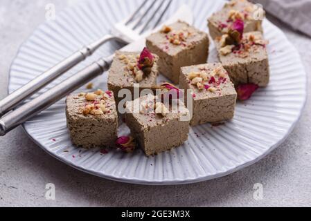 Halva mit Rosenblatt und Nüssen. Stockfoto