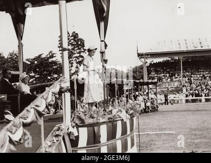 Am 3. Februar 1954 trat die frisch gekrönte Königin Elizabeth II. In Sydney an Land und wurde die erste regierende Monarchin, die Australien besuchte. Die Australier entpuppten sich in ihren Millionen, um einen Blick auf die junge Königin zu erhaschen. Sie besuchte Australien zwei Monate lang und hielt sich dabei an einen strapaziösen Zeitplan, und es wird geschätzt, dass fast drei Viertel der australischen Bevölkerung die Königin mindestens einmal während des Besuchs gesehen haben. Vom 9. Bis 18. März besuchte sie Queensland und reiste nach Brisbane, Bundaberg, Toowoomba, Cairns, Townsville, Mackay und Rockhampton. Stockfoto