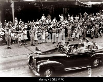 Am 3. Februar 1954 trat die frisch gekrönte Königin Elizabeth II. In Sydney an Land und wurde die erste regierende Monarchin, die Australien besuchte. Die Australier entpuppten sich in ihren Millionen, um einen Blick auf die junge Königin zu erhaschen. Sie besuchte Australien zwei Monate lang und hielt sich dabei an einen strapaziösen Zeitplan, und es wird geschätzt, dass fast drei Viertel der australischen Bevölkerung die Königin mindestens einmal während des Besuchs gesehen haben. Vom 9. Bis 18. März besuchte sie Queensland und reiste nach Brisbane, Bundaberg, Toowoomba, Cairns, Townsville, Mackay und Rockhampton. Stockfoto