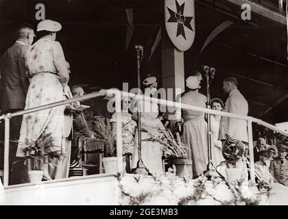 Am 3. Februar 1954 trat die frisch gekrönte Königin Elizabeth II. In Sydney an Land und wurde die erste regierende Monarchin, die Australien besuchte. Die Australier entpuppten sich in ihren Millionen, um einen Blick auf die junge Königin zu erhaschen. Sie besuchte Australien zwei Monate lang und hielt sich dabei an einen strapaziösen Zeitplan, und es wird geschätzt, dass fast drei Viertel der australischen Bevölkerung die Königin mindestens einmal während des Besuchs gesehen haben. Vom 9. Bis 18. März besuchte sie Queensland und reiste nach Brisbane, Bundaberg, Toowoomba, Cairns, Townsville, Mackay und Rockhampton. Stockfoto