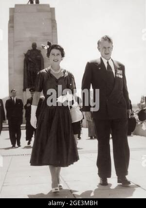 Am 3. Februar 1954 trat die frisch gekrönte Königin Elizabeth II. In Sydney an Land und wurde die erste regierende Monarchin, die Australien besuchte. Die Australier entpuppten sich in ihren Millionen, um einen Blick auf die junge Königin zu erhaschen. Sie besuchte Australien zwei Monate lang und hielt sich dabei an einen strapaziösen Zeitplan, und es wird geschätzt, dass fast drei Viertel der australischen Bevölkerung die Königin mindestens einmal während des Besuchs gesehen haben. Vom 9. Bis 18. März besuchte sie Queensland und reiste nach Brisbane, Bundaberg, Toowoomba, Cairns, Townsville, Mackay und Rockhampton. Stockfoto