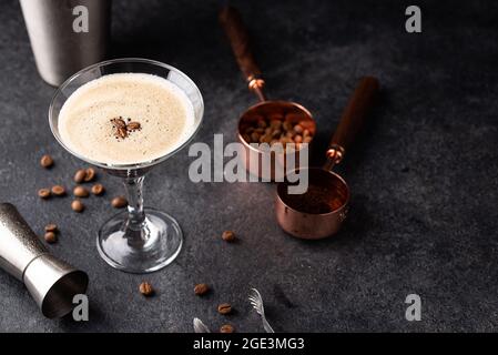 Espresso Martini Cocktails mit Kaffeebohnen Stockfoto