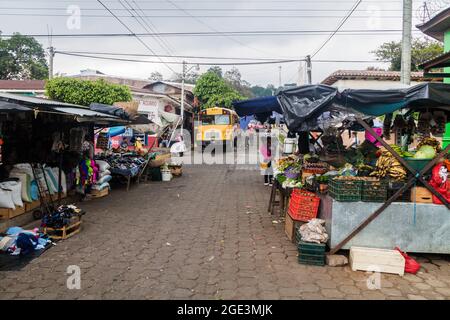 JUAYUA, EL SALVADOR - 2. APRIL 2016: Marktstände im Dorf Juayua, El Salvador Stockfoto