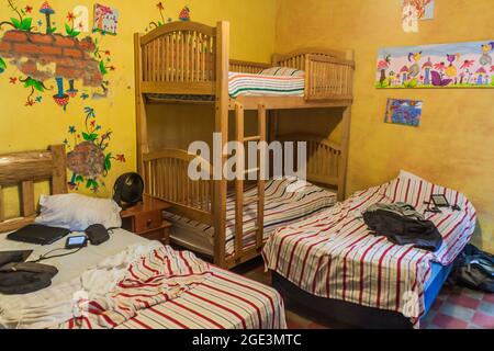 JUAYUA, EL SALVADOR - 2. APRIL 2016: Schlafsaal im Anahuac Hostel in Juayua. Stockfoto