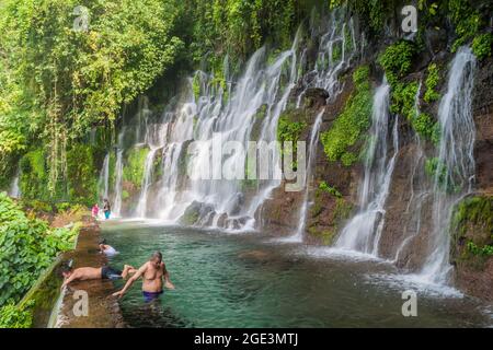 JUAYUA, EL SALVADOR - 3. APRIL 2016: Baden in Chorros de la Calera, Wasserfällen in der Nähe des Dorfes Juayua, El Salvador Stockfoto