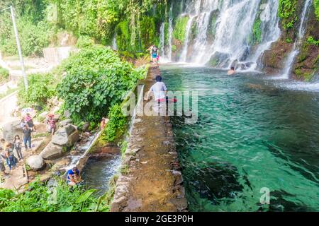 JUAYUA, EL SALVADOR - 3. APRIL 2016: Baden in Chorros de la Calera, Wasserfällen in der Nähe des Dorfes Juayua, El Salvador Stockfoto