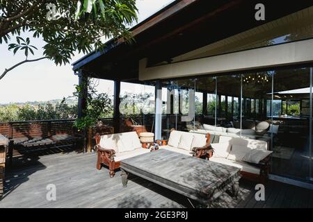 Blick auf schöne luxuriöse Terrasse und Garten von komfortablen modernen Haus Stockfoto