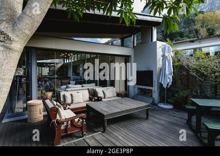 Blick auf schöne luxuriöse Terrasse und Garten von komfortablen modernen Haus Stockfoto