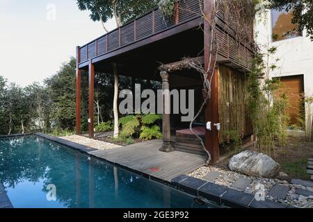 Blick auf die schöne, moderne Terrasse und den Swimmingpool Stockfoto